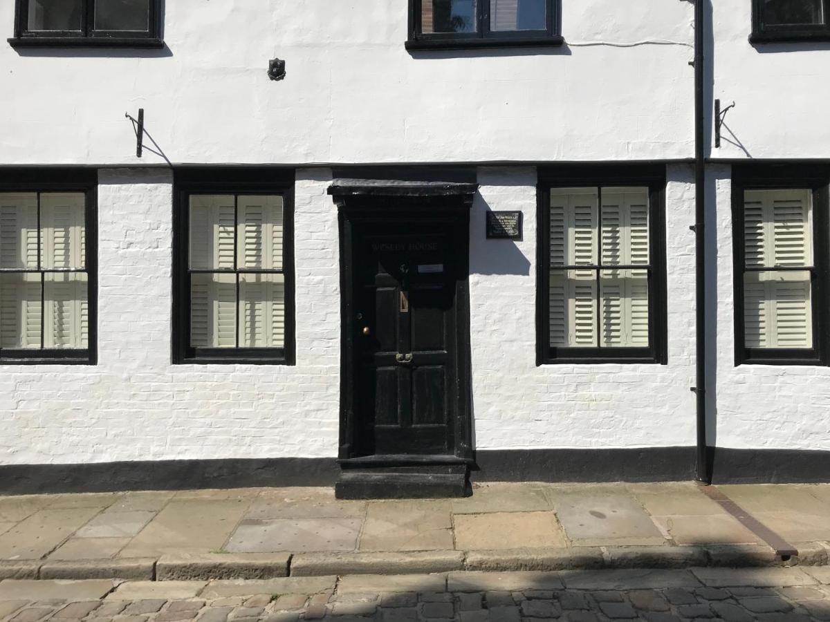 "Wesley House" Historic Home In Town Centre With Parking ชรูว์สเบอรี ภายนอก รูปภาพ